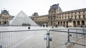 La pyramide du Louvre, conçue par l'architecte sino-américain Ieoh Ming Pei, et le musée du Louvre fermés en raison d'une grève, le 12 janvier 2026 à Paris.