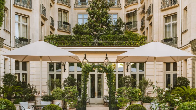Arches végétales, roses délicates et haute gastronomie: le Ritz Paris dévoile ses terrasses printanières