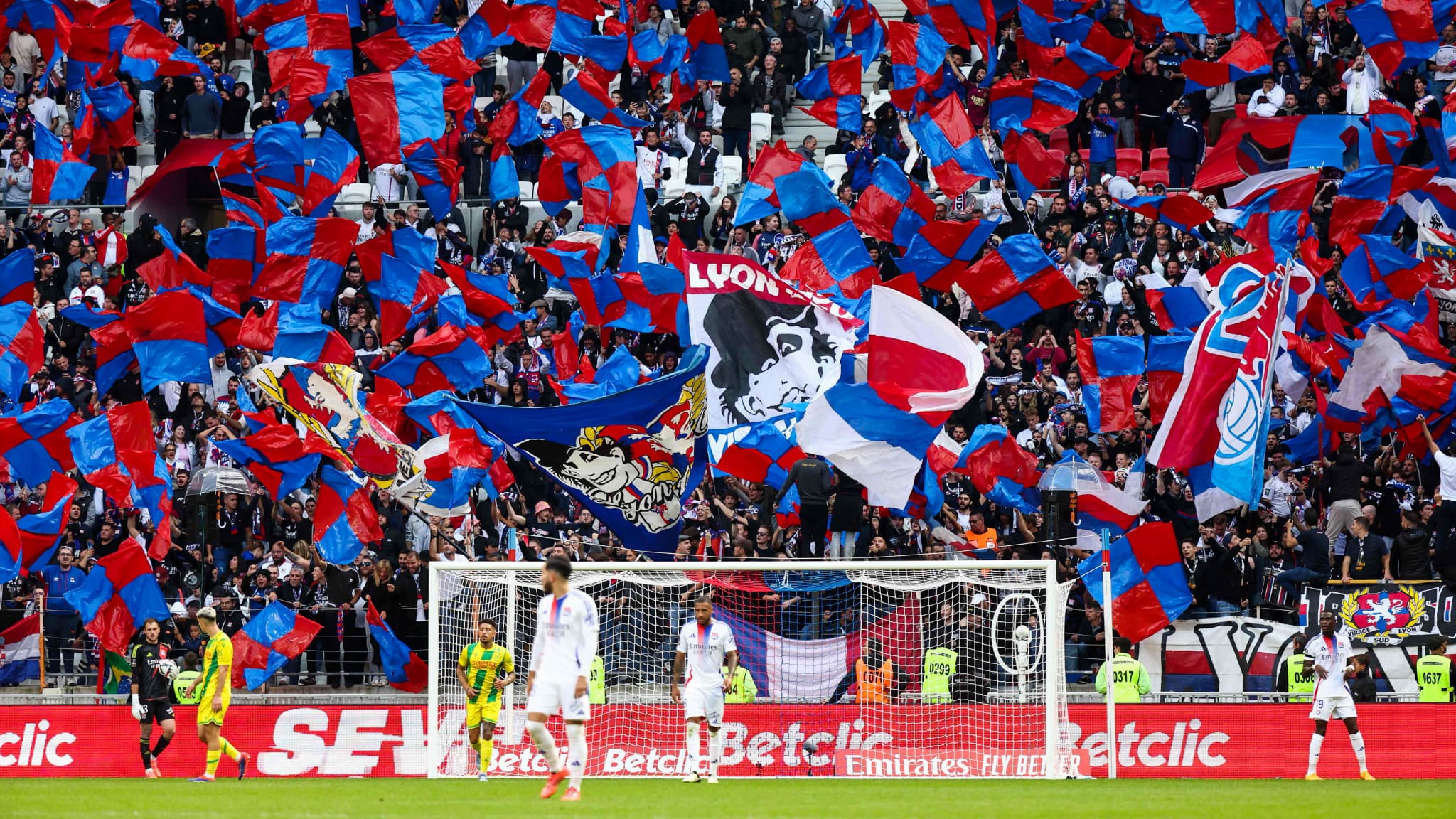 OL: les supporters des Six Neuf Pirates dénoncent une attaque au couteau au stade par d'autres fans lyonnais