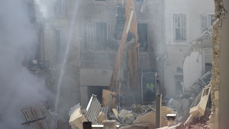 Un immeuble s'est effondré dans la nuit de samedi à dimanche au 17 rue de Tivoli, à Marseille, entraînant des dégâts sur deux autres immeubles de la rue.