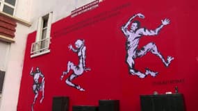 Surnommé le "Banksy du Yémen", Murad Subay dévoile une fresque en plein Paris contre les ventes d'armes françaises à l'Arabie Saoudite