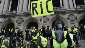 Des gilets jaunes manifestent à Paris le 15 décembre 2018. 