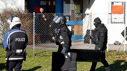 Devant l'école Charles Fourier, à Besançon, où des élèves de maternelle et leur institutrice ont été pris en otages lundi par un jeune homme de 17 ans qui a finalement été maîtrisé par les forces de l'ordre. Au lendemain de cette prise d'otages, le minist