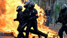 Des policiers la BRAV-M (Brigade de répressions des actions violentes motorisés), lors de la manifestation à Paris, le 23 mars.