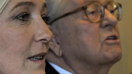 Jean-Marie et Marine Le Pen. L'UMP et le Parti socialiste ne croient pas à une normalisation du Front national sous la houlette de Marine Le Pen, qui devrait prendre la succession de son père à la tête du parti d'extrême droite ce week-end. /Photo prise l