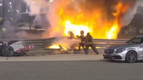 Le médecin Ian Roberts aidant Romain Grosjean à se sortir des flammes