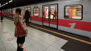 Des voyageurs attendent sur la quai de la ligne 1 du métro de Milan, exploitée par l'opérateur ATM.