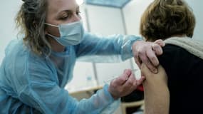 Une femme se fait vacciner contre le Covid, le 13 mars 2021 à Nice