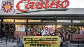 Une dizaine de militants autochtones d'Amazonie se sont rassemblés devant un supermarché marseillais du groupe Casino mardi 7 septembre 2021 pour dénoncer la déforestation en Amazonie.