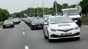 Des taxis lors d'une manifestation sur l'autoroute A1, le 21 mai 2025 à La Courneuve.