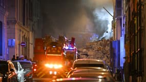 Les marins-pompiers de Marseille interviennent après l'explosion d'un immeuble à Marseille, le 9 avril 2023