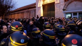 Les forces devant la prison de Fresnes, au matin du 24 janvier.