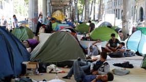 Des migrants installés dans leurs tentes dans un campement illégal, sous le métro de la station Jaurès à Paris, le 19 juillet 2016