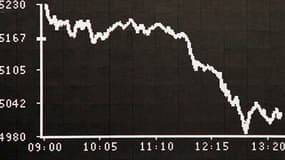 L'évolution de l'indice Dax vendredi matin à la Bourse de Francfort qui, à l'image des autres places européennes, creuse ses pertes en ce dernier jour de la semaine, après la lourde chute de la veille. /Photo prise le 23 septembre 2011/REUTERS/Remote/Pawe