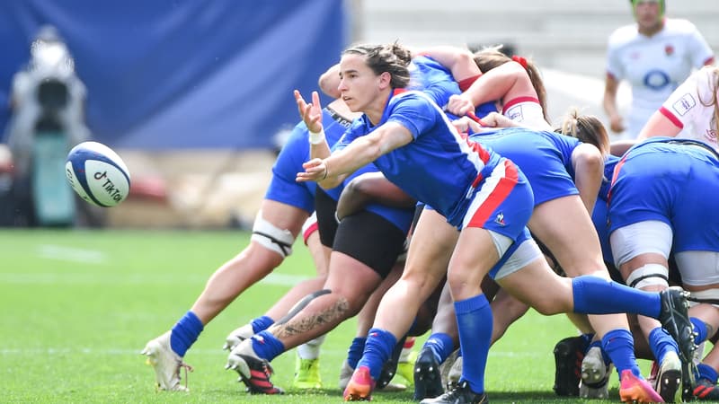 Laure Sansus derrière le pack des Bleues