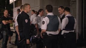 Policiers aux Merisiers à Trappes, la première nuit d'émeutes, le 19 juillet.
