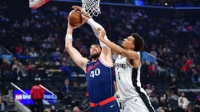 Victor Wembanyama au contre sur le Croate Ivica Zubac, le 4 novembre 2024, dans l'antre des Clippers de Los Angeles