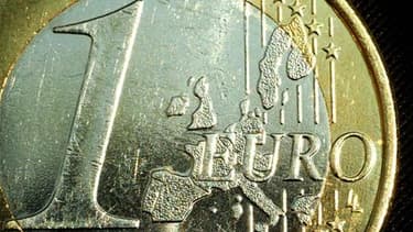 L'euro a touché un nouveau plus bas d'un an contre le dollar et l'écart de rendement entre les emprunts grecs et allemands a continué de se creuser, face aux atermoiements européens liés à la crise de la dette grecque. /Photo d'archives/REUTERS/Peter Macd