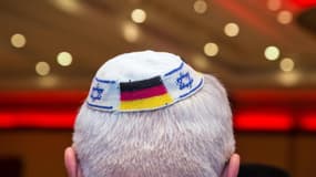 Face à l'augmentation des attaques antisémites en Allemagne, le quotidien "Bild" propose ce lundi une kippa à découper dans son édition