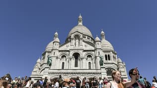 Des touristes devant la basilique du Sacré Coeur, le 10 juillet 2022 à Paris
