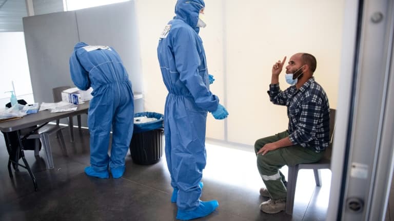 Un travailleur saisonnier effectuant un test pour le Covid-19, dans un gymnase de Châteaurenard (sud-est de la France), le 10 juin 2020