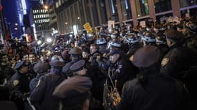 A Ferguson, New York et Cleveland, les violences policières sont montrées du doigt, ravivant les tensions raciales aux Etats-Unis, où les manifestations dénonçant ces abus sont devenues quotidiennes.