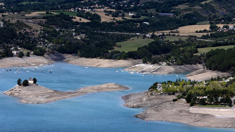 Le lac de Serre-Ponçon dans les Hautes-Alpes à Savines le lac en août 2022
