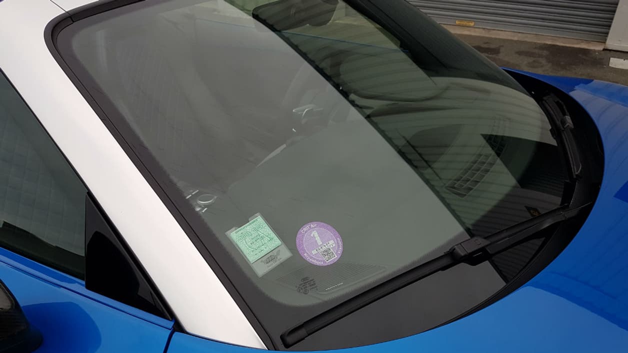 Avec sa vignette Crit'Air 1, la R8 c'est la garantie de pouvoir rouler dans les grandes villes françaises lors des pics de pollution. Pratique Avec sa vignette Crit'Air 1, la R8 c'est la garantie de pouvoir rouler dans les grandes villes françaises lors des pics de pollution. Pratique