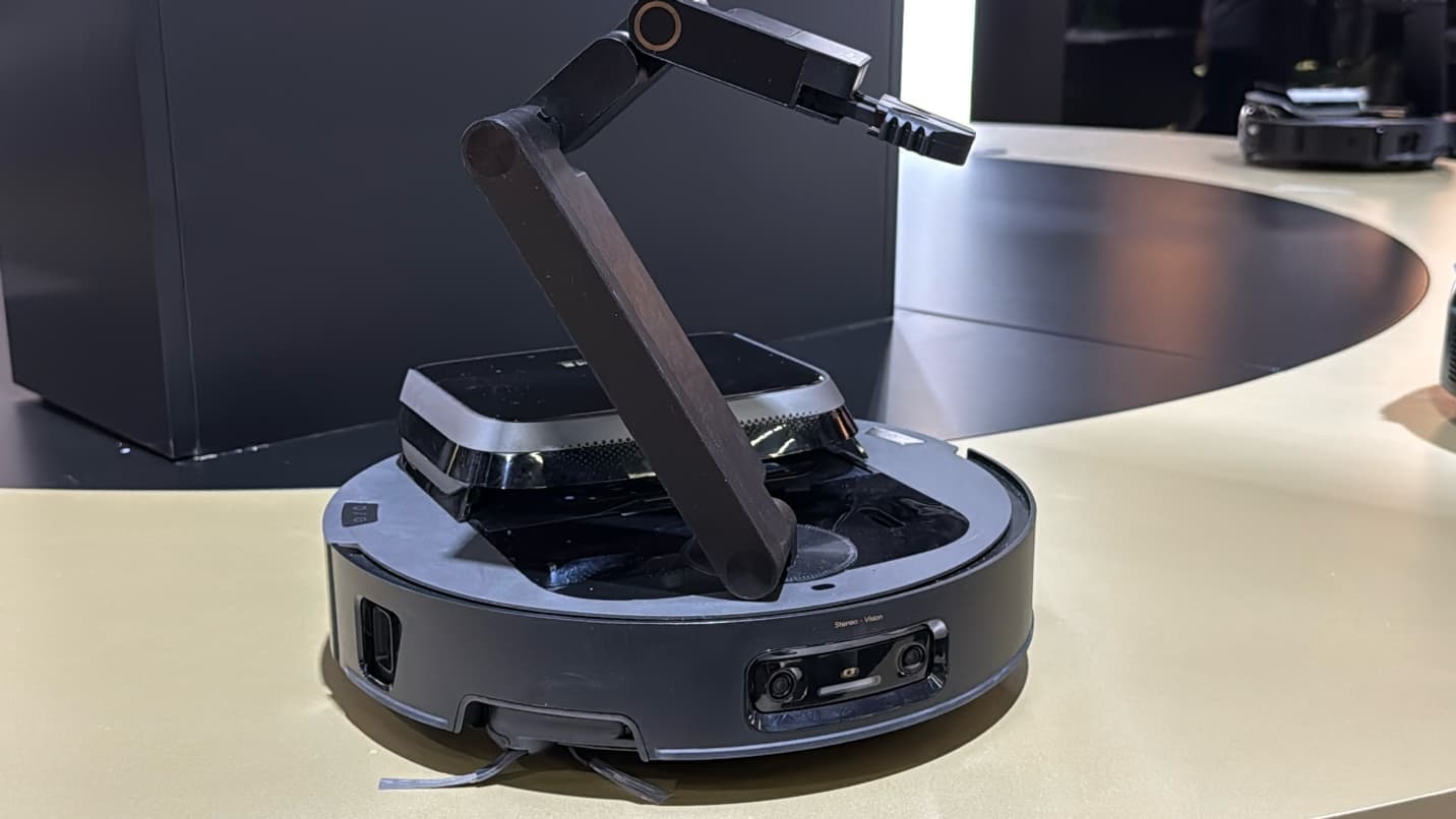 Le Cyber10 Ultra, de Dreame, avec son bras bionique.