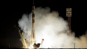 Un vaisseau russe Soyouz a décollé dans la nuit de mardi à mercredi du cosmodrome de Baïkonour, au Kazakhstan, à destination de la Station spatiale internationale (ISS), avec à son bord trois cosmonautes. /Photo prise le 8 juin 2011/REUTERS/Shamil Zhumato
