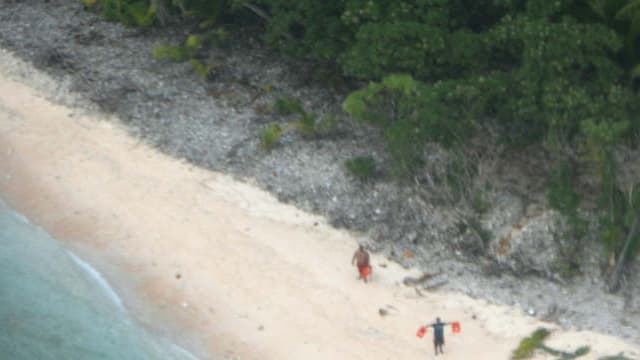 Les deux naufragés ont été sauvé grâce à leur message dans le sable.