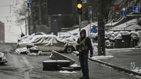 Un Ukrainien armé à un point de contrôle dans une rue de Kiev, le 1er mars 2022