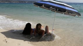 Le parasol s'impose sur cette plage d'Ajaccio en Corse, le 1er août 2017