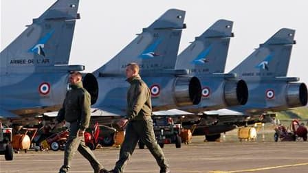 Des Mirage 2000 sur la base de Solenzara, en Corse, d'où la France mène ses raids en Libye. L'opération militaire internationale porte ses premiers fruits mais, si la coalition ne veut pas "s'enliser", elle pourrait durer, a prévenu jeudi le ministre des