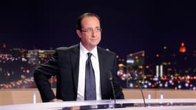 François Hollande a déploré jeudi soir des attaques reposant sur "la falsification, la caricature et la manipulation" en réponse aux charges de Nicolas Sarkozy et s'est présenté comme l'homme de la sortie de crise. /Photo prise le 16 février 2012/REUTERS/