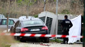 Des enquêteurs examinent la voiture de Jean-Luc Chiappini, assassiné ce jeudi sur la route de l'aéroport, à Ajaccio.