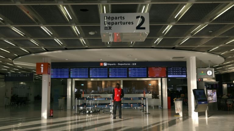 Un employé de l'aéroport d'Orly, près de Paris, devant des comptoirs d'enregistrement fermés pendant une grève des contrôleurs aériens, le 25 avril 2024