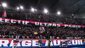 La tribune Auteuil des supporters du PSG avec le Collectif Ultras Paris au Parc des Princes, à Paris le 15 décembre
