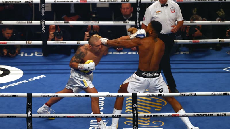 Usyk (à gauche) face à Anthony Joshua le 25 septembre 2021