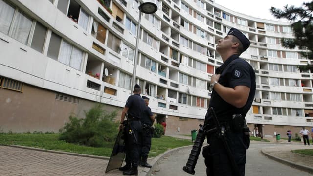 Des policiers surveillent un immeuble à Sevran, en Seine-Saint-Denis