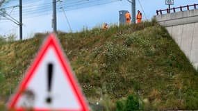 Des agents de la SNCF sur les lieux d'un sabotage présumé à Vandieres, dans le nord-est de la France, le 26 juillet 2024. Photo d'illustration