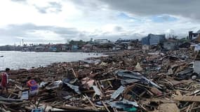 Des maisons détruites sur l'île de Bohol après le passage du typhon Rai, le 21 décembre 2021 aux Philippines