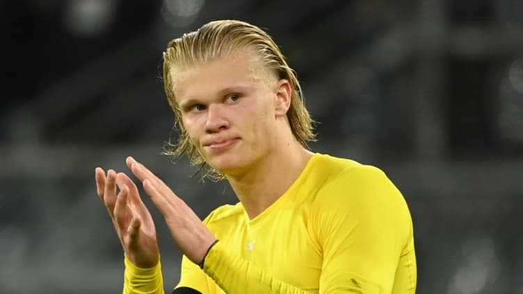 L'attaquant norvégien du Borussia Dortmund, Erling Haaland, remercie les supporters malgré la défaite à domicile face au Bayern Munich (3-1) en finale de la Supercoupe d'Allemagne, le 17 août 2021