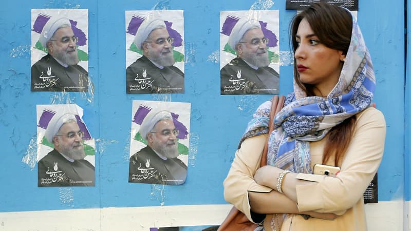 Une Iranienne devant les affiches de campagne du président sortant Hassan Rohani, le 17 mai 2017 à Téhéran