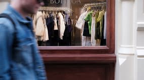 Les vitrines des magasins présentent des produits de luxe dans le quartier de SoHo à Manhattan, le 11 avril 2022 à New York.