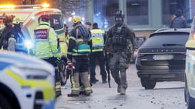 Des membres des services d'urgence et des forces spéciales de la police travaillent sur les lieux de l'école Risbergska à Orebro, en Suède, le 4 février 2025.