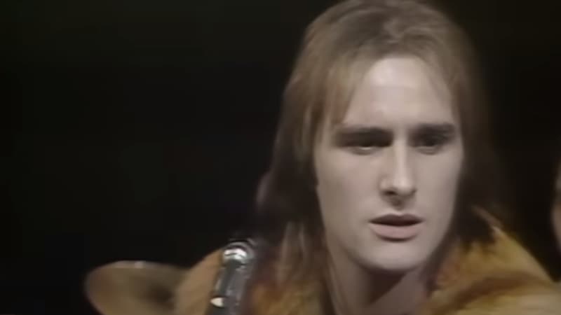 Steve Harley en train de jouer son tube "Make Me Smile (Come Up And See Me)" en 1975