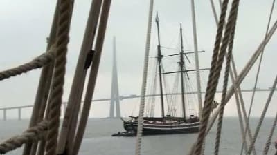 Les bateaux de l'Armada 2013 près du pont de Normandie le 5 juin 2013.