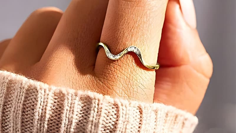 Petit budget pour votre copine ? Cette bague à petit prix est un véritable carton