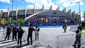 Les forces de police sécurisent le Parc des Princes 